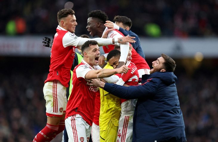 Bàn thắng phút 90+7 giúp Arsenal giữ vững ngôi đầu - Ảnh 1. Bàn thắng phút 90+7 giúp Arsenal giữ vững ngôi đầu - Ảnh 1.