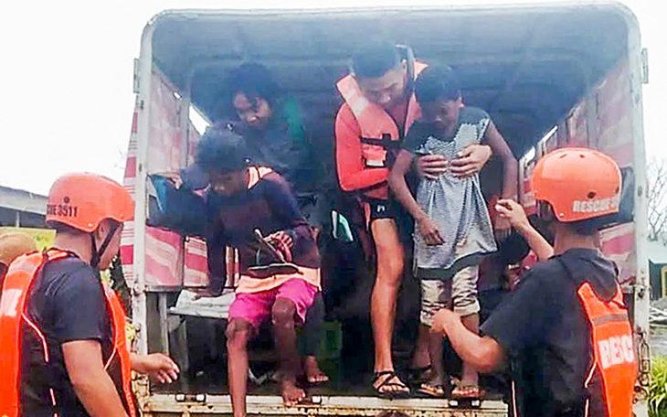 Bão chồng bão, hàng chục ngàn người Philippines di tản - Ảnh 1. Bão chồng bão, hàng chục ngàn người Philippines di tản - Ảnh 1.