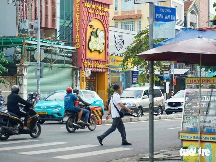 base64-1735384619642488365878 “Căng mắt” tìm bảng tên đường khi tham gia giao thông - Ảnh 1.
