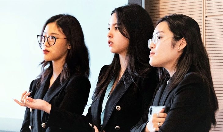 Bùi Tú Uyên (trái) cùng các thành viên nhóm trình bày về Adorbsy tại Hội nghị môi trường Villars Symposium ở Thụy Sĩ năm 2022 - Ảnh: T.UYÊN Bùi Tú Uyên (trái) cùng các thành viên nhóm trình bày về Adorbsy tại Hội nghị môi trường Villars Symposium ở Thụy Sĩ năm 2022 - Ảnh: T.UYÊN