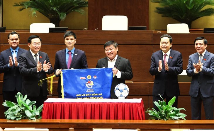 9h sáng nay, họp báo và bốc thăm xếp lịch Giải vô địch bóng đá công nhân toàn quốc 2023 - Ảnh 1. Chủ tịch Quốc hội Vương Đình Huệ phát động Giải vô địch bóng đá công nhân toàn quốc 2023 ngày 27-8 tại tòa nhà Quốc hội - Ảnh: NGUYỄN KHÁNH
