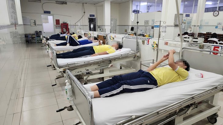 hs-nghi-ngo-doc-1-1728563281688534775003 5 học sinh Trường THPT Lê Quý Đôn cấp cứu, nghi ngộ độc thực phẩm - Ảnh 1.
