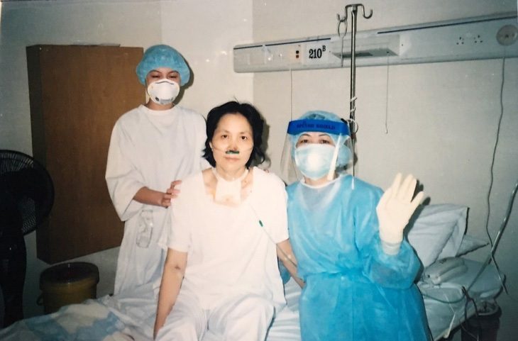 20 năm dịch SARS 2003 - 2023: Cuộc chiến chưa quên - Ảnh 1. Y tá Nguyễn Thị Mến đã tỉnh lại sau gần một tháng hôn mê vì nhiễm SARS nhờ sự tận tình cứu giúp của đồng nghiệp - Ảnh: NVCC