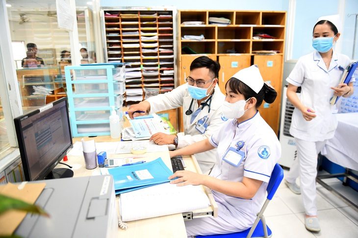 nhi-dong-1benh-nhi-143-read-only-17280087911621508938885 Bao giờ 'khai tử' bệnh án giấy? - Ảnh 1.