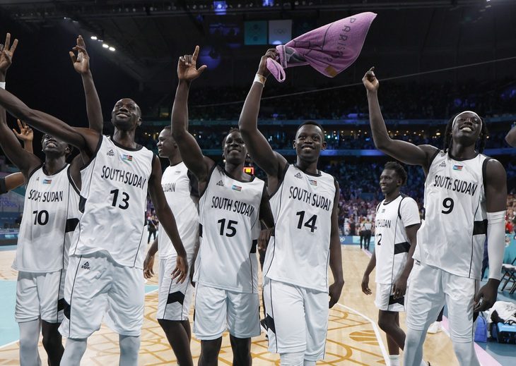 Ban tổ chức Olympic 2024 phát sai quốc ca của đội bóng rổ Nam Sudan- Ảnh 1. Tuyển bóng rổ Nam Sudan gặp sự cố sai quốc ca nhưng vẫn giành chiến thắng tại Olympic 2024 - Ảnh: REUTERS