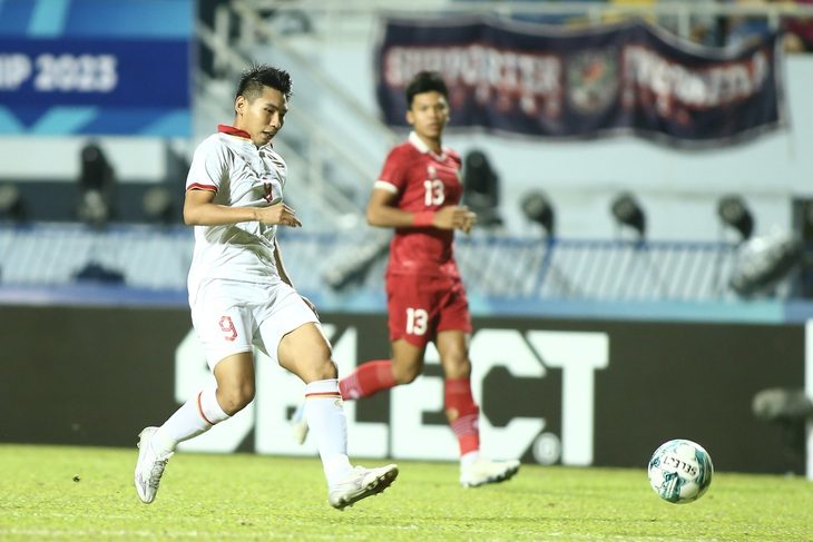 10 cầu thủ vừa vô địch U23 Đông Nam Á tập ngay cùng HLV Troussier sau khi về nước - Ảnh 1. Đinh Xuân Tiến (áo trắng) là một trong 10 cầu thủ vừa vô địch U23 Đông Nam Á được HLV Troussier triệu tập - Ảnh: HOÀNG TÙNG