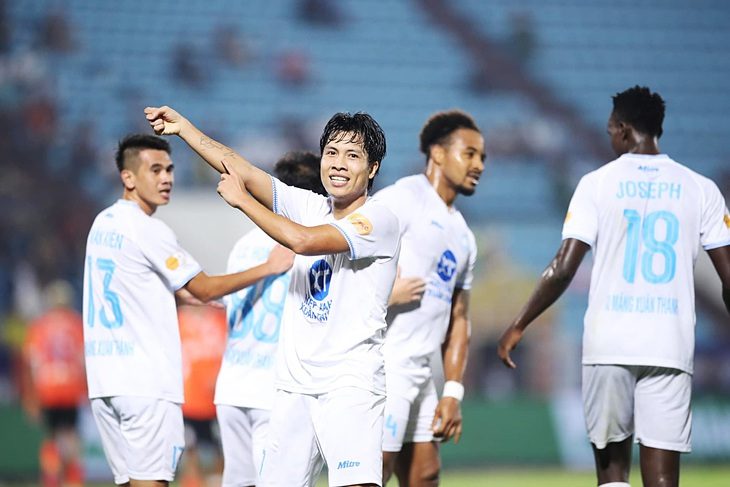 van-vi-an-mung-ban-thang-tran-shb-da-nang-read-only-1731894149876260481251 ASEAN Cup 2024: Tuyển Việt Nam mạnh hơn với nhân tố mới? - Ảnh 1.