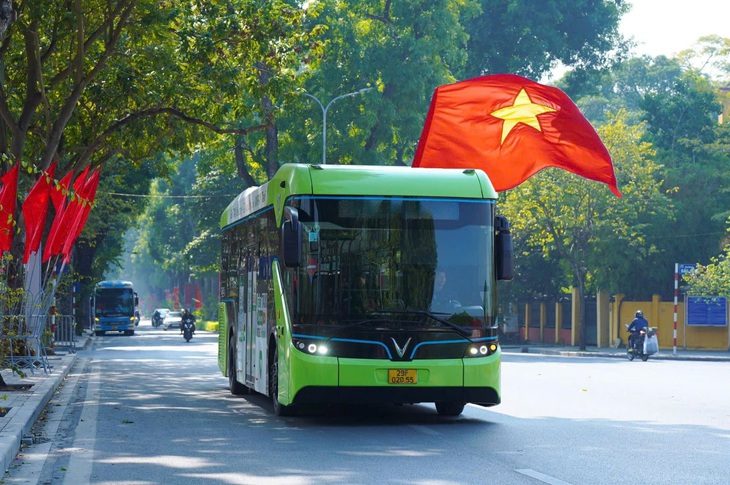 vinbus-1737510839236982242706 80 tuần Vingroup 'phủ xanh' Việt Nam - Ảnh 1.