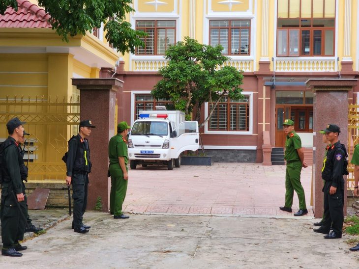 vu-an-giet-nguoi-quang-ngai-dieu-tra-bo-sung-truy-duoi-tra-ho-so-4-1729779887677163086628 9 bị cáo không nhận tội giết người, lời khai 'rối tung', tòa trả hồ sơ điều tra bổ sung - Ảnh 1.